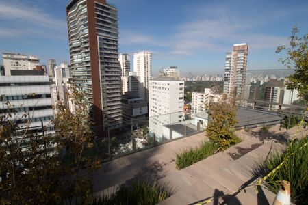 Apartamento à venda com 200m², 3 quartos e 2 vagas Apartamento à venda com 200m², 3 quartos e 2 vagasÁrea comum - Piscina