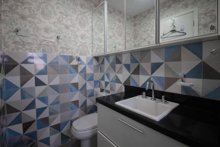 Apartamento à venda com 200m², 3 quartos e 2 vagas Apartamento à venda com 200m², 3 quartos e 2 vagasBanheiro da Suíte