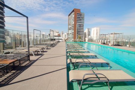 Apartamento à venda com 200m², 3 quartos e 2 vagas Apartamento à venda com 200m², 3 quartos e 2 vagasÁrea comum - Piscina