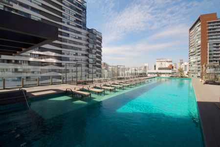 Apartamento à venda com 200m², 3 quartos e 2 vagas Apartamento à venda com 200m², 3 quartos e 2 vagasÁrea comum - Piscina