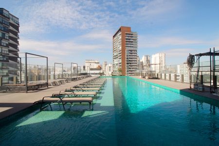 Apartamento à venda com 200m², 3 quartos e 2 vagas Apartamento à venda com 200m², 3 quartos e 2 vagasÁrea comum - Piscina