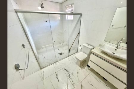 Casa à venda com 144m², 3 quartos e 10 vagas Casa à venda com 144m², 3 quartos e 10 vagasBanheiro Social