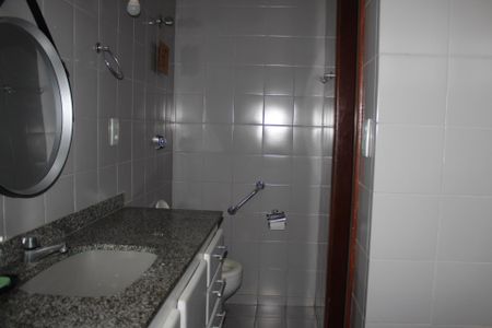 Casa de condomínio para alugar com 390m², 4 quartos e 4 vagasBanheiro suíte 1