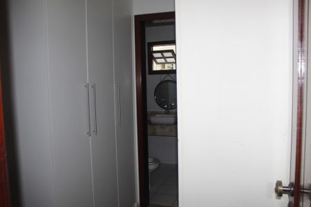 Casa de condomínio para alugar com 390m², 4 quartos e 4 vagasCloset dos Quartos