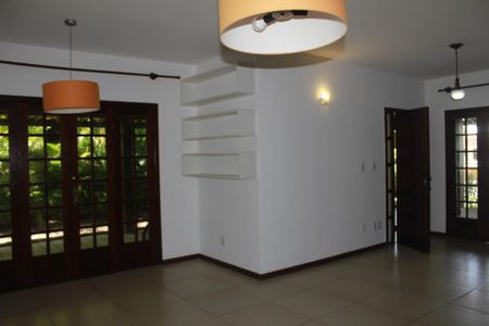 Casa de condomínio para alugar com 390m², 4 quartos e 4 vagasSala