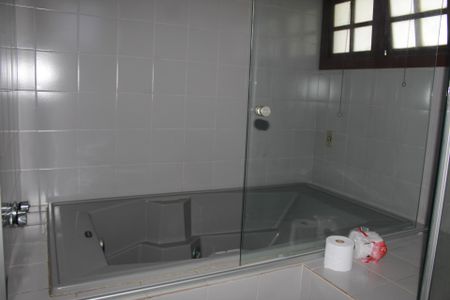 Casa de condomínio para alugar com 390m², 4 quartos e 4 vagasBanheiro suíte 1