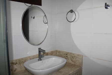 Casa de condomínio para alugar com 390m², 4 quartos e 4 vagasBanheiro Social