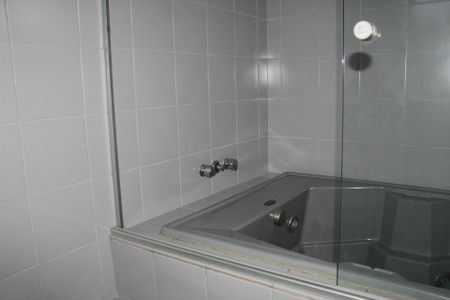 Casa de condomínio para alugar com 390m², 4 quartos e 4 vagasBanheiro suíte 1