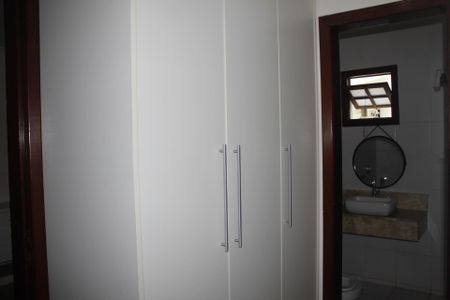 Casa de condomínio para alugar com 390m², 4 quartos e 4 vagasCloset dos Quartos