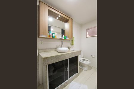 Casa de condomínio à venda com 300m², 4 quartos e 4 vagas Casa de condomínio à venda com 300m², 4 quartos e 4 vagasBanheiro Quarto suíte 1