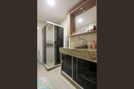 Casa de condomínio à venda com 300m², 4 quartos e 4 vagas Casa de condomínio à venda com 300m², 4 quartos e 4 vagasBanheiro Quarto suíte 2