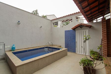 Casa de condomínio à venda com 300m², 4 quartos e 4 vagas Casa de condomínio à venda com 300m², 4 quartos e 4 vagasQuintal da entrada