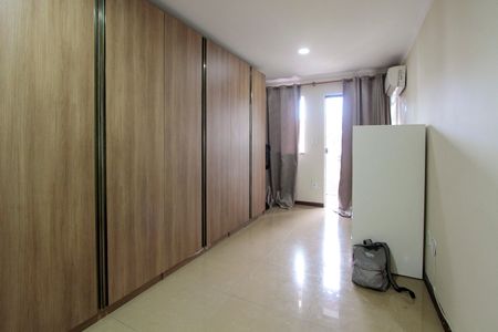 Casa de condomínio à venda com 300m², 4 quartos e 4 vagas Casa de condomínio à venda com 300m², 4 quartos e 4 vagasQuarto suíte 4