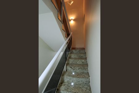 Casa de condomínio à venda com 300m², 4 quartos e 4 vagas Casa de condomínio à venda com 300m², 4 quartos e 4 vagasEscada