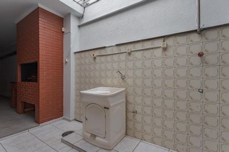 Casa à venda com 194m², 3 quartos e 2 vagas Casa à venda com 194m², 3 quartos e 2 vagasÁrea de Serviço