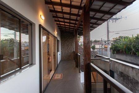Casa à venda com 360m², 4 quartos e 3 vagas Casa à venda com 360m², 4 quartos e 3 vagasVaranda da Sala