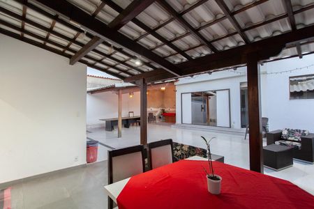 Casa à venda com 360m², 4 quartos e 3 vagas Casa à venda com 360m², 4 quartos e 3 vagasÁrea privativa