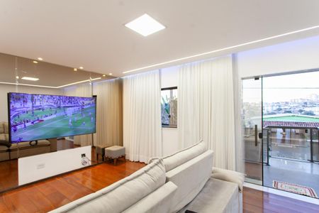 Casa à venda com 360m², 4 quartos e 3 vagas Casa à venda com 360m², 4 quartos e 3 vagasSala