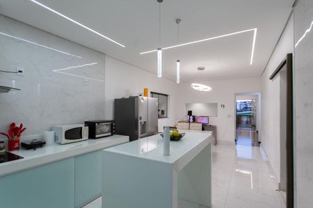 Casa à venda com 360m², 4 quartos e 3 vagas Casa à venda com 360m², 4 quartos e 3 vagasCozinha e Sala de Jantar