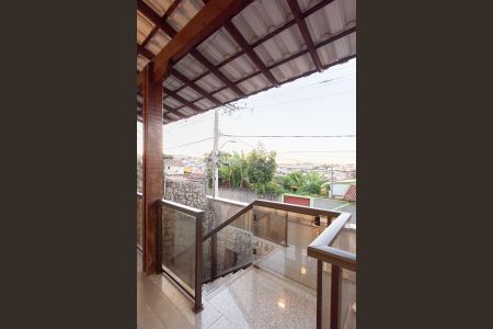 Casa à venda com 360m², 4 quartos e 3 vagas Casa à venda com 360m², 4 quartos e 3 vagasEntrada