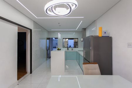 Casa à venda com 360m², 4 quartos e 3 vagas Casa à venda com 360m², 4 quartos e 3 vagasCozinha e Sala de Jantar