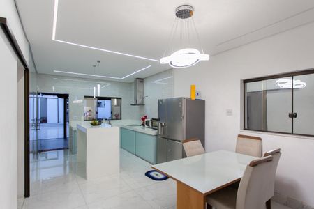 Casa à venda com 360m², 4 quartos e 3 vagas Casa à venda com 360m², 4 quartos e 3 vagasCozinha e Sala de Jantar