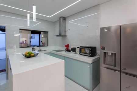 Casa à venda com 360m², 4 quartos e 3 vagas Casa à venda com 360m², 4 quartos e 3 vagasCozinha e Sala de Jantar