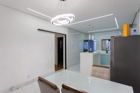 Casa à venda com 360m², 4 quartos e 3 vagas Casa à venda com 360m², 4 quartos e 3 vagasCozinha e Sala de Jantar