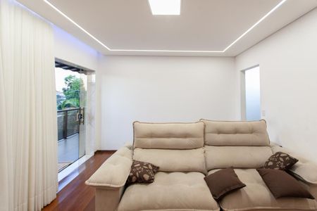 Casa à venda com 360m², 4 quartos e 3 vagas Casa à venda com 360m², 4 quartos e 3 vagasSala