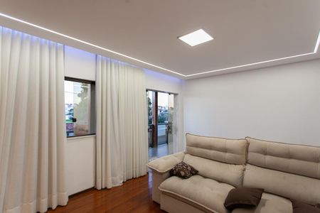 Casa à venda com 360m², 4 quartos e 3 vagas Casa à venda com 360m², 4 quartos e 3 vagasSala