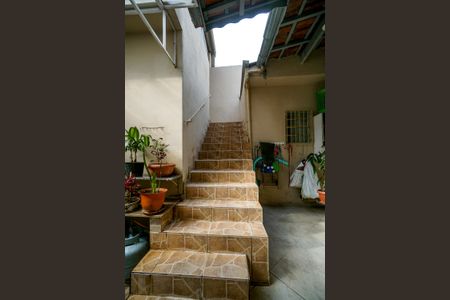 Casa à venda com 100m², 2 quartos e 2 vagas Casa à venda com 100m², 2 quartos e 2 vagasEscada