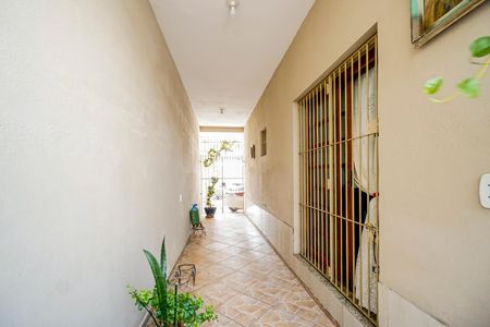 Casa à venda com 100m², 2 quartos e 2 vagas Casa à venda com 100m², 2 quartos e 2 vagasCorredor lateral