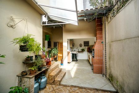 Casa à venda com 100m², 2 quartos e 2 vagas Casa à venda com 100m², 2 quartos e 2 vagasQuintal