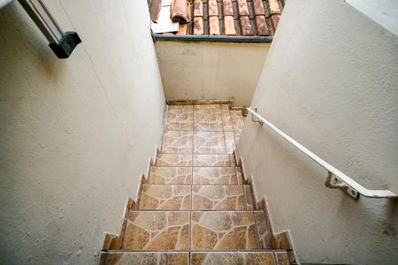 Casa à venda com 100m², 2 quartos e 2 vagas Casa à venda com 100m², 2 quartos e 2 vagasEscada da lavanderia