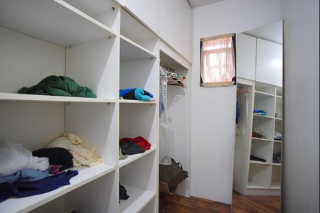 Casa à venda com 200m², 3 quartos e 3 vagasCloset da Suíte - Segundo Andar