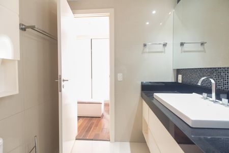 Apartamento à venda com 242m², 3 quartos e 4 vagas Apartamento à venda com 242m², 3 quartos e 4 vagasSuíte 1 - Banheiro 2