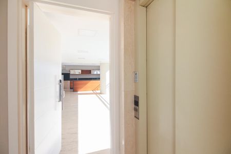 Apartamento à venda com 242m², 3 quartos e 4 vagas Apartamento à venda com 242m², 3 quartos e 4 vagasEntrada Privativa