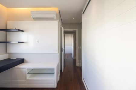 Apartamento à venda com 242m², 3 quartos e 4 vagas Apartamento à venda com 242m², 3 quartos e 4 vagasSuíte 2