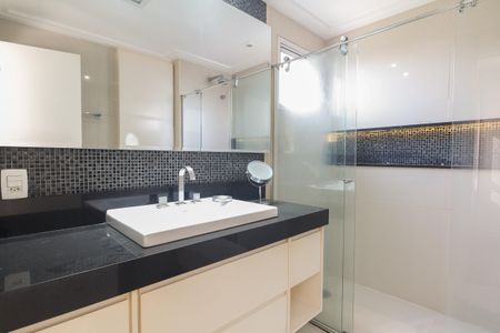 Apartamento à venda com 242m², 3 quartos e 4 vagas Apartamento à venda com 242m², 3 quartos e 4 vagasSuíte 1 - Banheiro 2