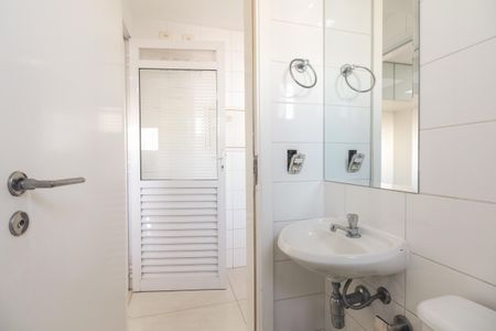 Apartamento à venda com 242m², 3 quartos e 4 vagas Apartamento à venda com 242m², 3 quartos e 4 vagasÁrea de Serviço - Banheiro de Serviço