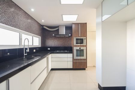 Apartamento à venda com 242m², 3 quartos e 4 vagas Apartamento à venda com 242m², 3 quartos e 4 vagasCozinha