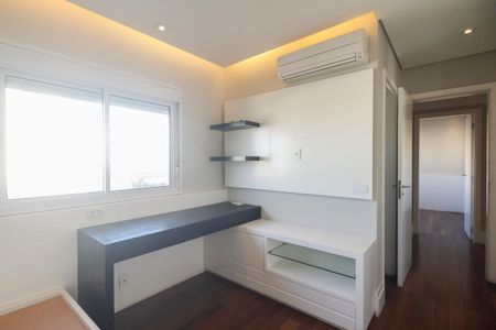 Apartamento à venda com 242m², 3 quartos e 4 vagas Apartamento à venda com 242m², 3 quartos e 4 vagasSuíte 2