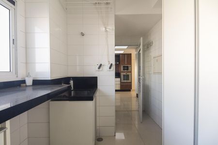 Apartamento à venda com 242m², 3 quartos e 4 vagas Apartamento à venda com 242m², 3 quartos e 4 vagasÁrea de Serviço