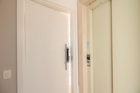 Apartamento à venda com 242m², 3 quartos e 4 vagas Apartamento à venda com 242m², 3 quartos e 4 vagasEntrada Privativa