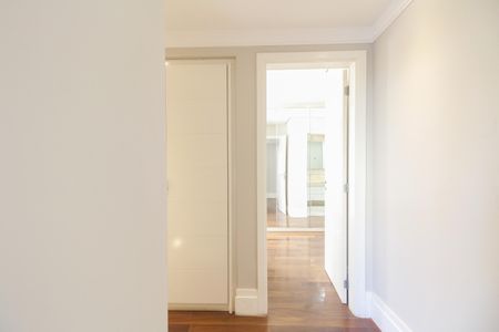 Apartamento à venda com 242m², 3 quartos e 4 vagas Apartamento à venda com 242m², 3 quartos e 4 vagasCorredor de Acesso aos Quartos