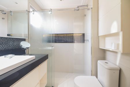 Apartamento à venda com 242m², 3 quartos e 4 vagas Apartamento à venda com 242m², 3 quartos e 4 vagasSuíte 1 - Banheiro 2