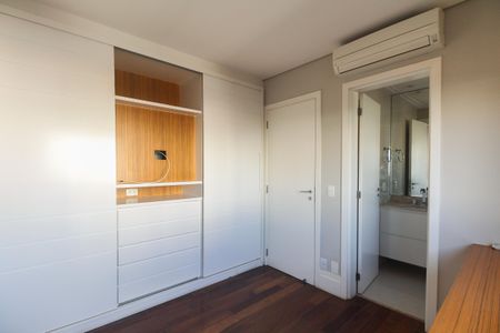Apartamento à venda com 242m², 3 quartos e 4 vagas Apartamento à venda com 242m², 3 quartos e 4 vagasSuíte 3