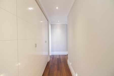 Apartamento à venda com 242m², 3 quartos e 4 vagas Apartamento à venda com 242m², 3 quartos e 4 vagasCorredor de Acesso aos Quartos