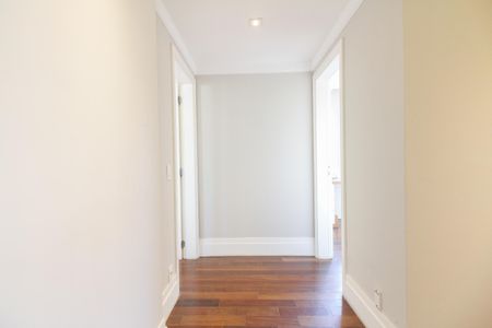 Apartamento à venda com 242m², 3 quartos e 4 vagas Apartamento à venda com 242m², 3 quartos e 4 vagasCorredor de Acesso aos Quartos