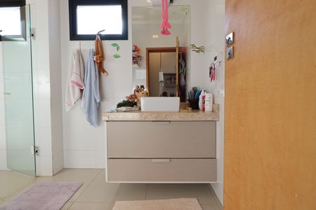 Casa de condomínio para alugar com 197m², 3 quartos e 3 vagasBanheiro da Suíte 1